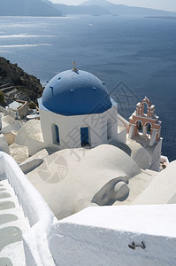 塔游客希腊圣托里尼岛奥亚的教堂传统图片
