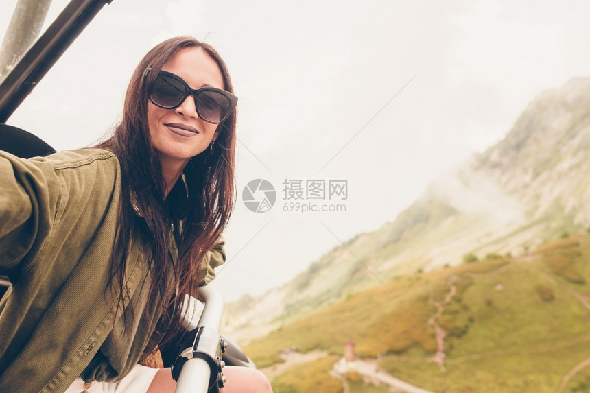 门户14外谷美丽快乐的年轻女子在索道山上的电梯自拍美丽的风景图片
