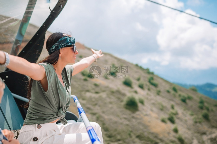 电缆美丽快乐的年轻女子在索道山上的电梯自拍美丽的风景安静最佳图片