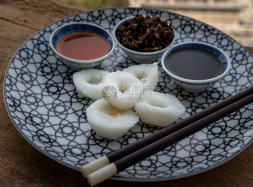 美味自制蒸汽垃圾拉迪什胡伊瓜或清威奎用咸菜萝卜椰碎屑鸟尾辣椒和黑酱煮熟甜点水饺图片