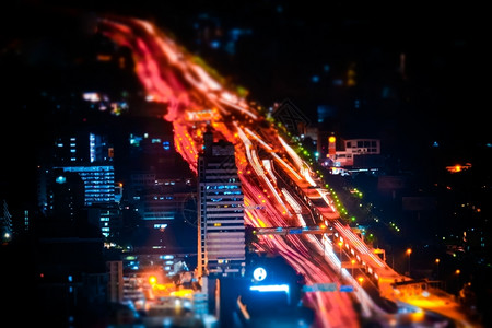 夜晚的车高速公路颜色景观泰国曼谷街对面的摩天大楼和城市交通灯光照亮风景全以及横跨泰国曼谷街道的城市交通设计图片