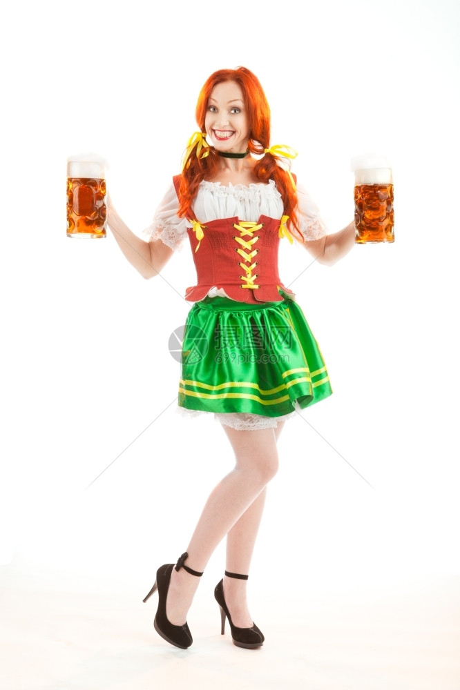 斯坦因穿着Oktoberfest服装的快乐感女人拿着两瓶啤酒拍白色背景的照片满图片