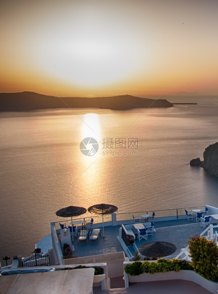 希腊语奥亚最受欢迎的景点之一是日落观赏每天晚上都举办特别活动这时镇上挤满了人地中海夏天图片