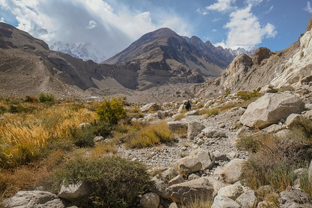 鹅卵石小道安静的年轻巴基斯坦GojalUpperHunzaGilgitBaltistan山环绕的Passu漫步小道中荒野地区的景观闲暇背景