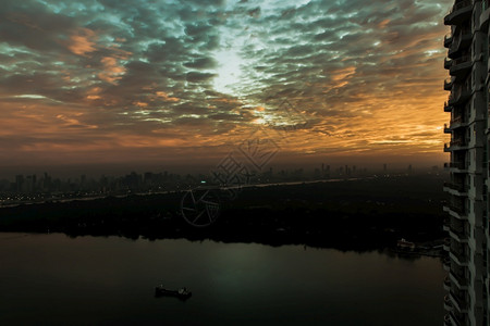泰国曼谷20年1月4日美丽的出天空云层上橙黄色的天朵摩大厦早上时间住宅阳台和河流空间等文字没有焦点风景戏剧都会平静的高清图片素材