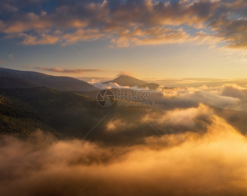 瓜拉纳皮顶峰乌克兰在夏季日出时山云中顶在雾空看山峰美丽的风景与高岩石森林和天空无人驾驶飞机对低云中的山谷图片