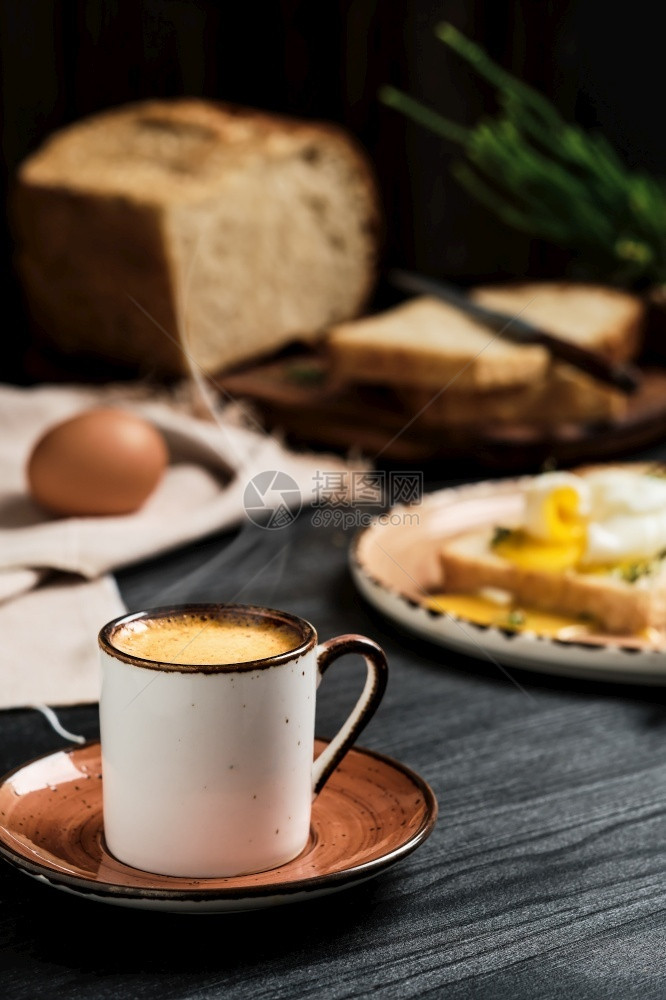 黑木桌的蒸汽上升在模糊的背景下软煮鸡蛋浸在面包片中加上奶油和草药早餐的想法注甜点吐司泡沫新鲜的图片