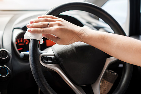 汽车刷卡感应器或者车轮妇女用手在汽车方向盘上洗手对抗新科罗纳或疾Covid19抗菌卫生和保健概念新冠背景