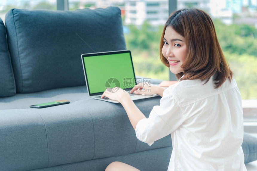 在家工作参加庭办公室膝上型电脑在线会议的妇女使用笔记本的企业家女商妇坐在沙发技术上新的正常生活方式快乐女人打键盘手提电脑数字的人图片