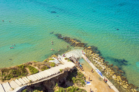 多岩石的2018年月日希腊科孚岛PerouladesLogas海滩是岛上最特别的悬崖垂直陡峭一个岛屿最终位于希腊科孚岛Perou水高清图片素材
