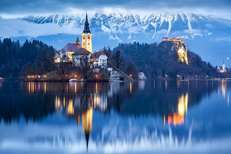 一起去看湖吧斯洛文尼亚清晨与小岛上的玛利亚占居地朝圣教堂和山崩中的布莱德城堡和朱力安阿尔卑斯一起雾密的弥漫之夜普莱特纳景观背景