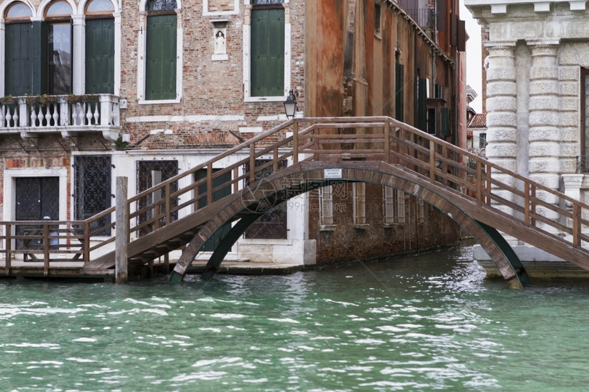 意大利威尼斯2013年4月日意大利威尼斯的运河和古建筑街景意大利威尼斯是东北部的一个城市位于由18个小岛组成的与运河隔开并由桥梁图片