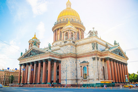 欧洲的六月俄罗斯圣彼得堡20年6月15日俄罗斯圣彼得堡IsaakievskiySobor位于俄罗斯圣彼得堡在阳光明媚的夏天圣艾萨圆顶高清图片素材