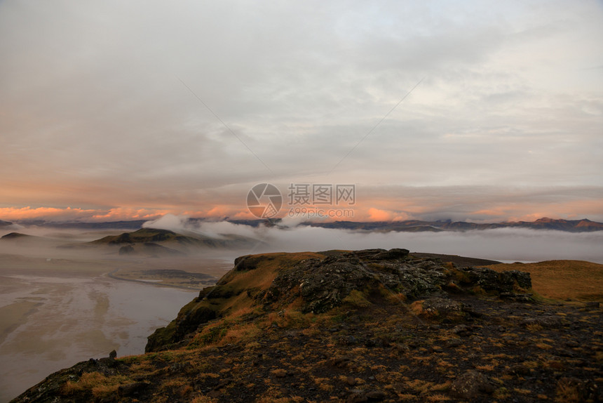 斯科加瀑布Dyrholaey日落时的Dyrholaey岩层形成是位于冰岛南海岸离Vik村不远处的一个预兆火山海浪图片