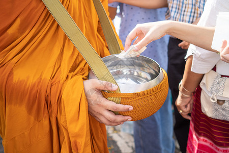 老挝佛教僧侣Sanghagivealms的僧侣与一位佛教和尚他于上午从佛教祭品中出来以表明信仰忠实地履行最近的职责仪式供品出去高清图片素材