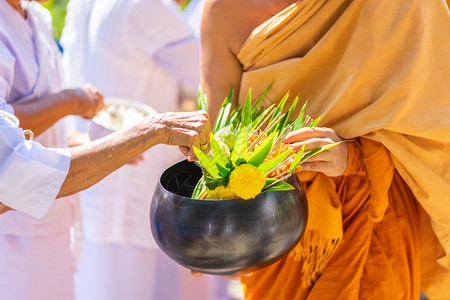 证明老挝亚洲人佛教僧侣Sanghagivealms的僧侣与一位佛教和尚他于上午从佛教祭品中出来以表明信仰忠实地履行最近的职责供品高清图片素材