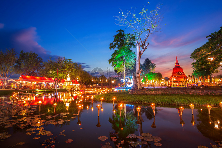 宗教晚上苏霍泰历史公园Sukhothai历史公园的光彩闪耀景象SukhothaiCoLamplighterLoyKratong节图片