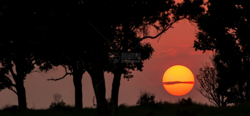 戏剧橙金色的太阳落在泰国高叶家公园平原上神奇的太阳斑点上空的波纹云层太阳外红光的天迹旅行图片