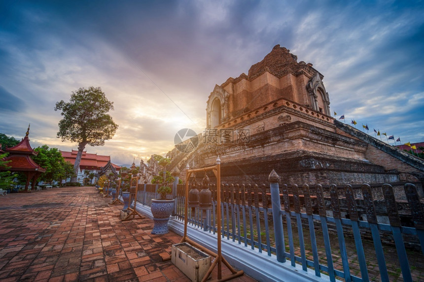 崇拜WatChediLuang是历史中心的一个佛教寺庙是清迈的主要旅游景点青云日落背景ThawatLuang是位于泰国清迈的一座图片