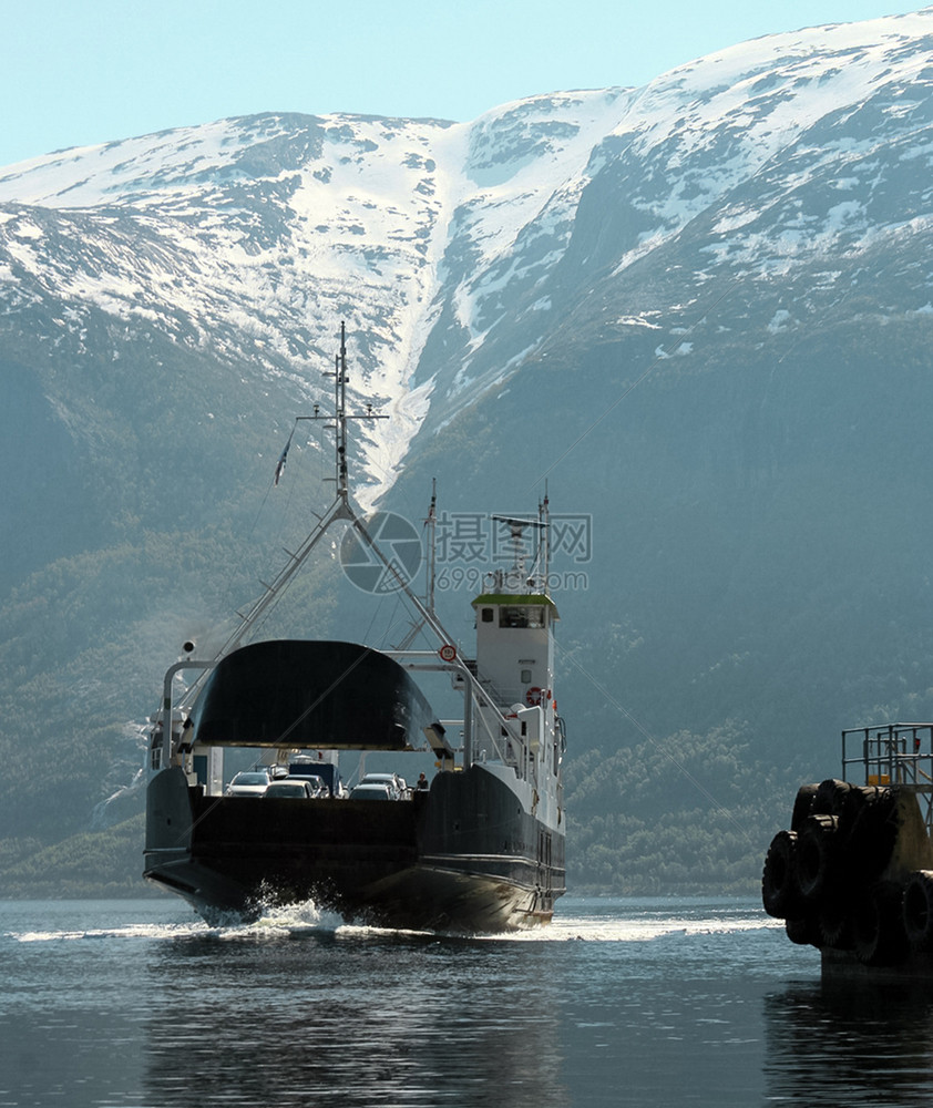 挪威火焰207年5月3日Sunny泉景挪威渡口穿过Naeroyfjord河和装有大橡胶轮胎的码头以保护船舶夏天春软垫图片