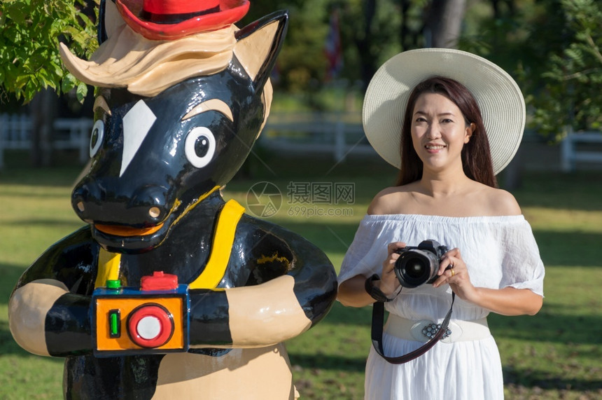 亚洲人成泰国清迈省市SanKamphaeng泰国清迈2018年月6日美丽的亚洲女孩在度假胜地放松身着白色礼服拿相机蒋图片