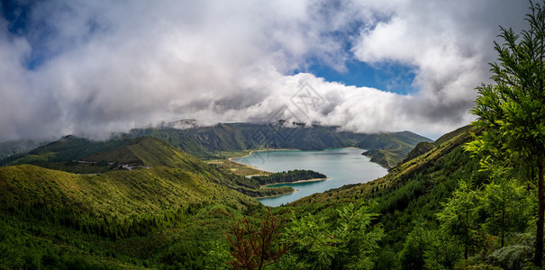 高的平静圣米格尔岛火山湖LogoadoFogo绿色图片