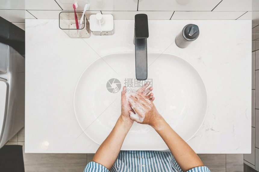 亚洲顶端妇女在家里浴室洗手和水龙头Covid19大流行的保健清洁和无照护概念消毒剂新冠最佳图片