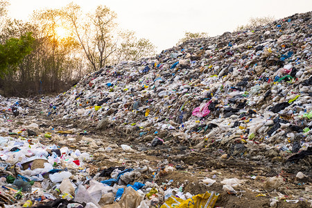 山上大垃圾堆和污染一臭味和有毒残留物这些垃圾来自城市和工业区无法摆脱消费社会造成大量浪费倾销玷污倒背景图片