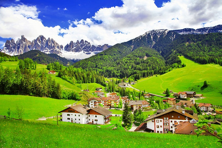 小白云岩字段著名的多洛米人阿尔卑斯山和意大利北部的小型村庄ValdiFunes意大利北部小村庄白云岩背景