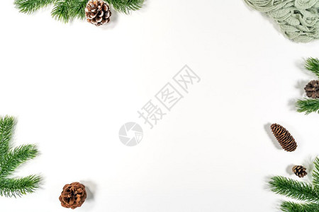 圣诞节冬季构成圣诞松锥白色背景的圆形树枝平板顶视图复制空间绿色礼物婚图片