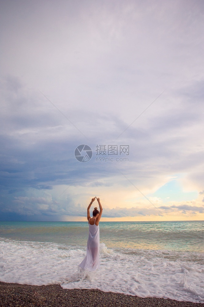 假期绿色美丽女人的后视图享受FiordodiFuroreCala海滩的壮丽景色在峡谷上的桥从看到著名的fiordofurore海图片