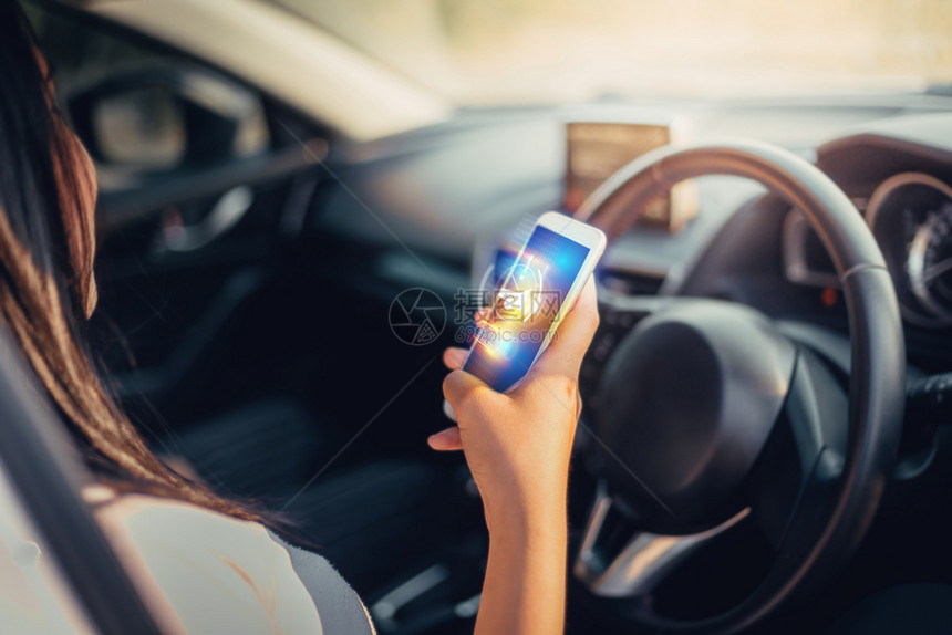 运输职业帮助青年妇女使用智能电话应程序在意外汽车保险全息图概念发生事故后请求援助图片