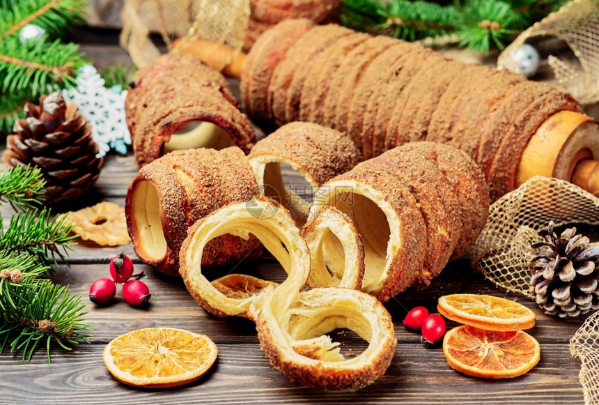 轧制新的Trdelnik是口香糖肉桂和草圣诞糖果街头食品捷克菜和莫拉维尼烹饪的美味面包诱惑图片