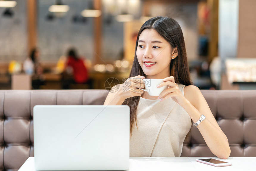 人们模型发短信亚洲年轻女在现代咖啡店或工作间使用手机与窗户镜子技术智能移动和潮时生活方式企业家概念等相邻的窗口镜智能移动和时装生图片