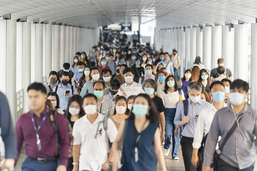 BangKOKTHAIland泰国20年MAR年曼谷交通业中身戴外科面罩以防止冠状在超时工作日即突发的无法辨认商业人员群严肃的运图片