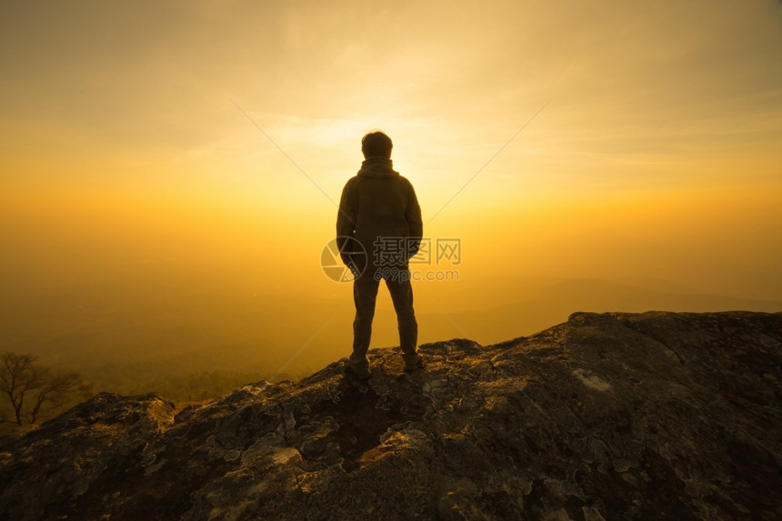 成人类月光的男站在日落天空中接触图片