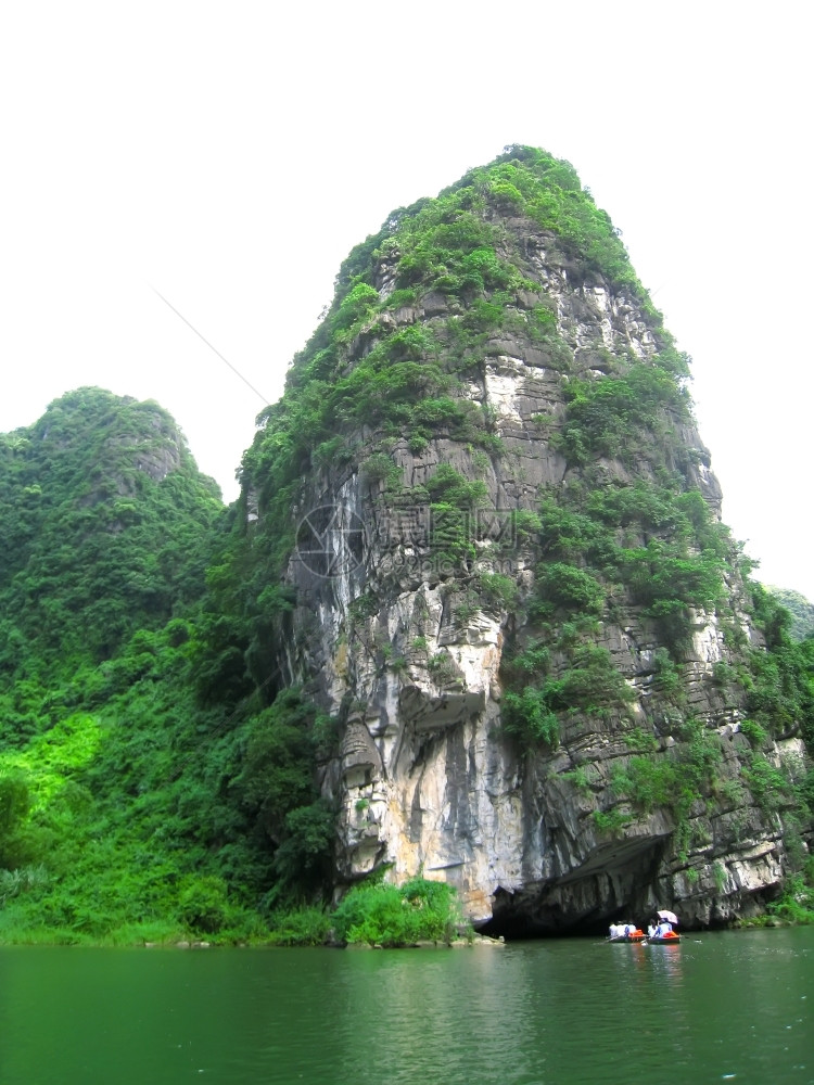 NINHBINHVIETNAMJULY20名身份不明的游客在2013年7月日七十的TRangA上天堂喀斯特石窟图片