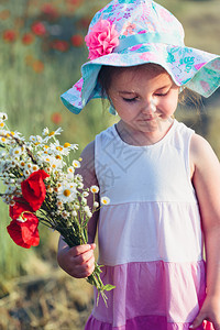户外夏天在野花田中的可爱小女孩为妈摘春花母亲采摘春花在草地女孩拥有一束鲜花与自然相亲近的时光中圣母树节开支背景图片