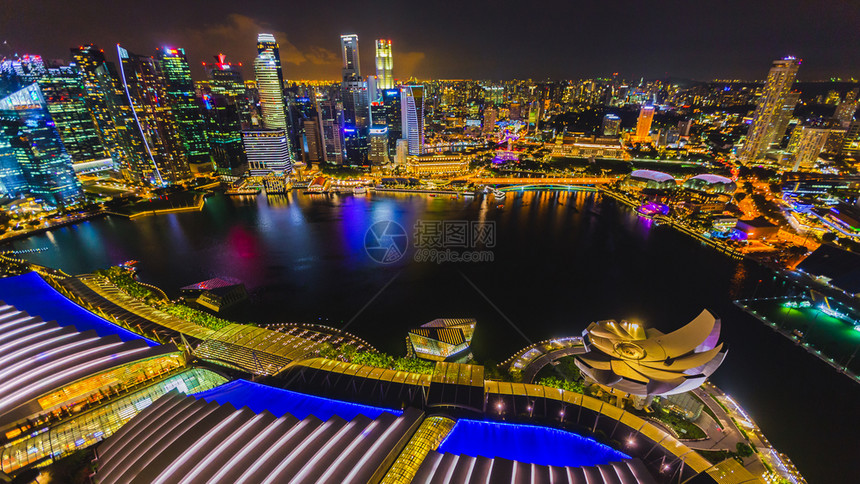 岛天空景观新加坡是城市夜间有彩色灯光和美丽水的城市这是新加坡的巡回旅游企业它们以色彩多视角清晰的空中观点对着选择右角的焦点进行定图片