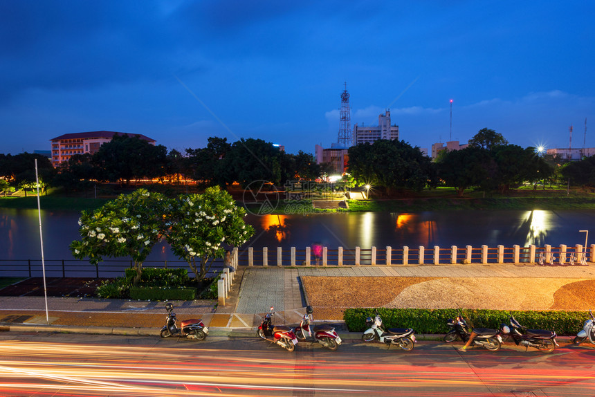 旅行建造2018年月日在泰国Phitsanulok市公园路边灯光的美丽颜色用于放松步行慢跑或骑自车及夜间运动场景图片