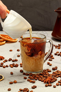 牛奶倒入咖啡中图片