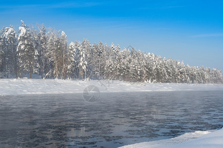 银行自然冬天河边的霜雾寒冷湖面第一冰雪在寒冷的一天湖边覆盖图片