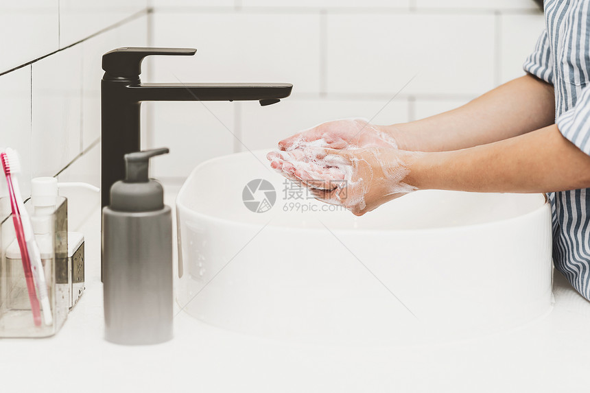福利Covid19大流行概念的保健在家浴室用水龙头洗手的亚洲缝合式责任新鲜图片