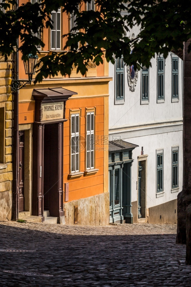 银在捷克库特纳霍拉市中心欧洲教科文组织世界遗产地的古老房屋和街道联合国教科文组织外部的历史图片