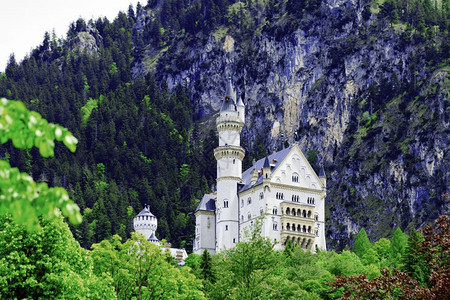 王阿尔卑斯山Hohenschwangau德国2016年5月3日NeuschwansteinCastle每年有超过130万人访问假背景图片