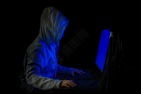 淑女帽女黑客闯入数据服务器在其藏身处感染系统有深蓝色的氛围女士戴上双轨码背景笔记本电脑马拉威概念Malware黑暗的一种休息设计图片