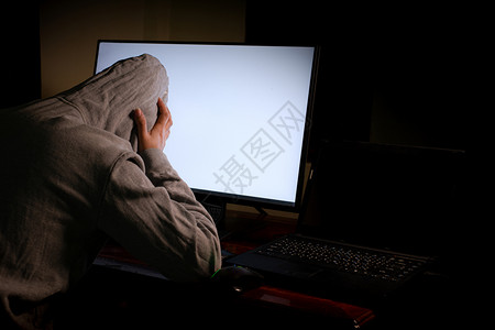 淑女帽连帽的淑女帐户黑客闯入数据服务器在其藏身处感染系统有深蓝色的氛围女士戴上双轨码背景笔记本电脑马拉威概念Malware背景