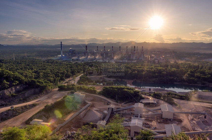 植物全球的生产泰国兰芒省MaeMoh泰国蓝邦Lampang省Airview燃煤电站的空中景象和大片地区的透光照明机器正在努力发电图片