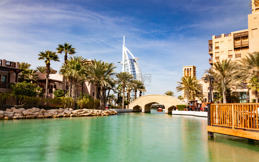 展开迪拜阿联酋2018年月从卓美亚古堡MadinatJumeirah可以看到世界上唯一的七星级酒店BurjAlArab这是一个豪图片