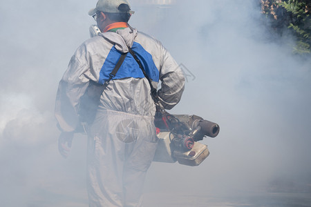 呼吸器上市卫生个人保健工作者非常关注利用雾机喷洒化学品消除蚊虫在社区一般地点许多化学烟雾中防止登革热三使用喷雾机洒化学品预防登革图片